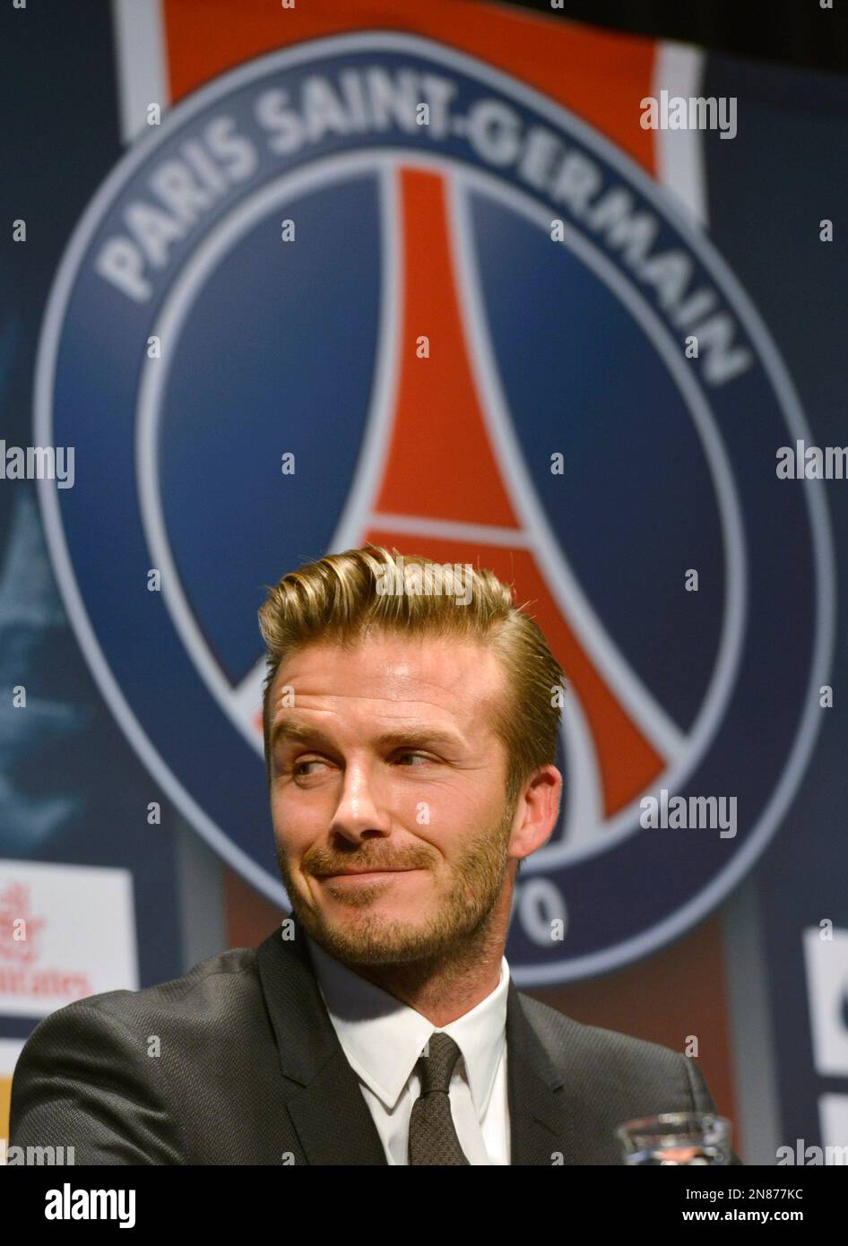 British soccer player David Backham, is seen during a press conference at the Parc des Princes stadium in Paris, Thursday, Jan. 31, 2013. Beckham will join Paris Saint-Germain on Thursday, opting for a move to France after mulling over lucrative offers from around the world since leaving the Los Angeles Galaxy.(AP Photo/Benjamin Girette) Banque D'Images