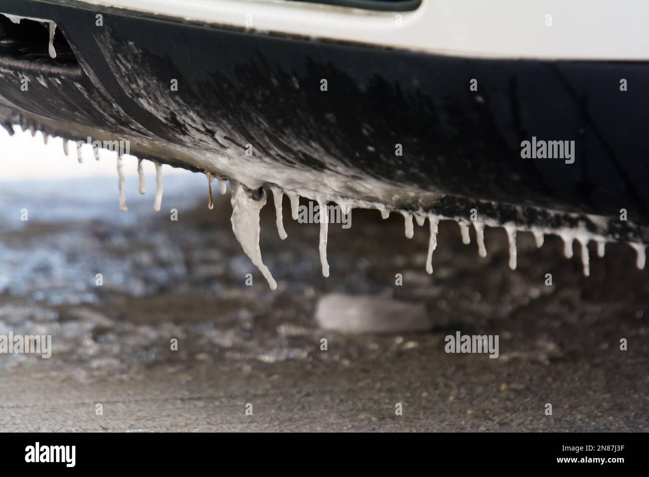 photo en gros plan d'une voiture avec glace en hiver Banque D'Images