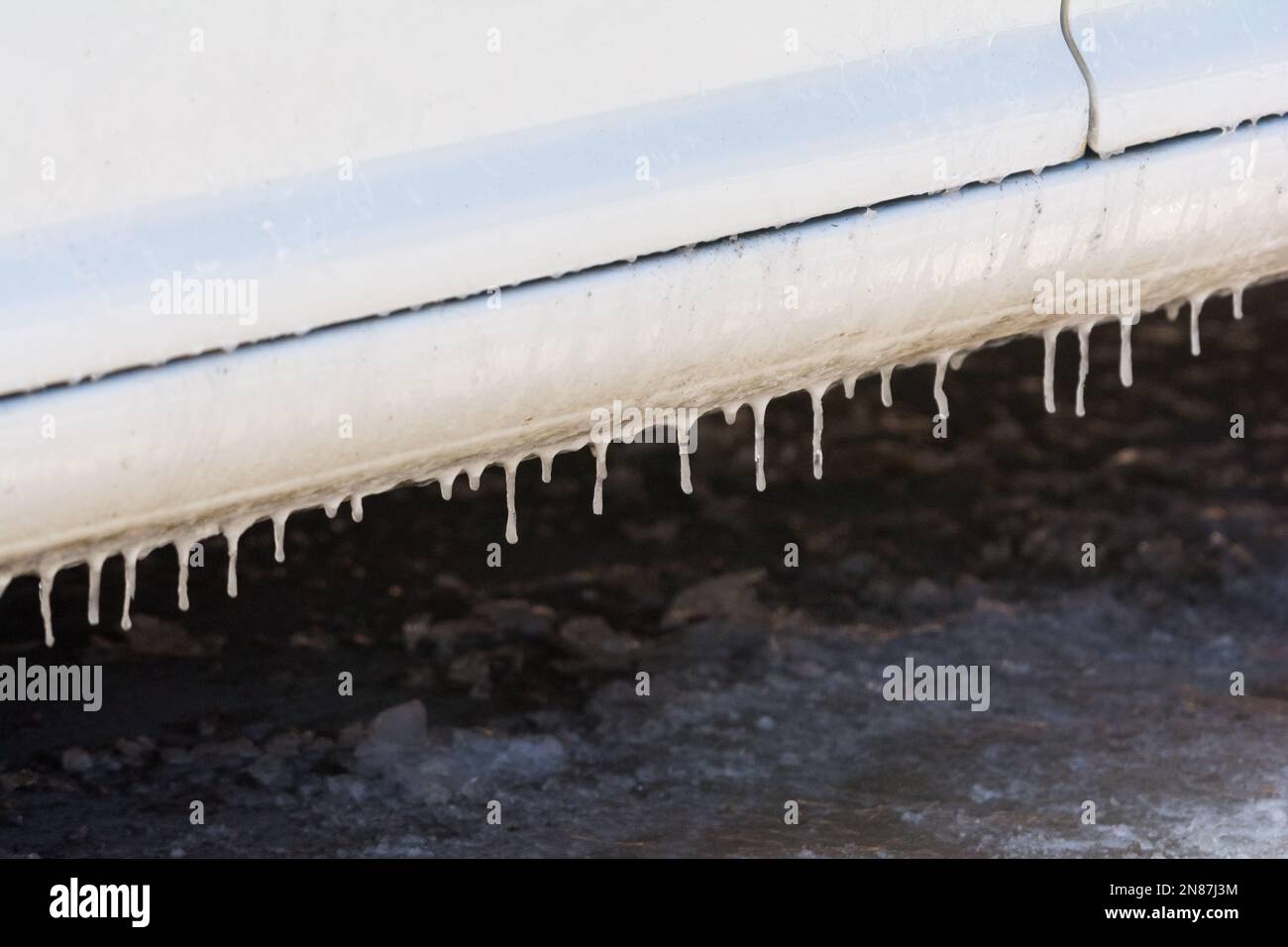 photo en gros plan d'une voiture avec glace en hiver Banque D'Images