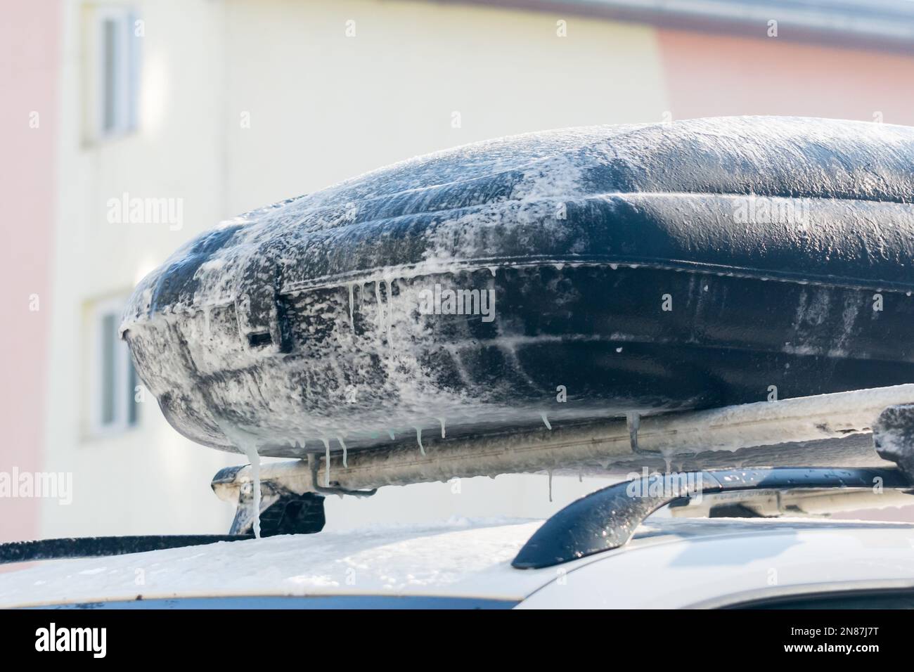 photo en gros plan d'une voiture avec glace en hiver Banque D'Images