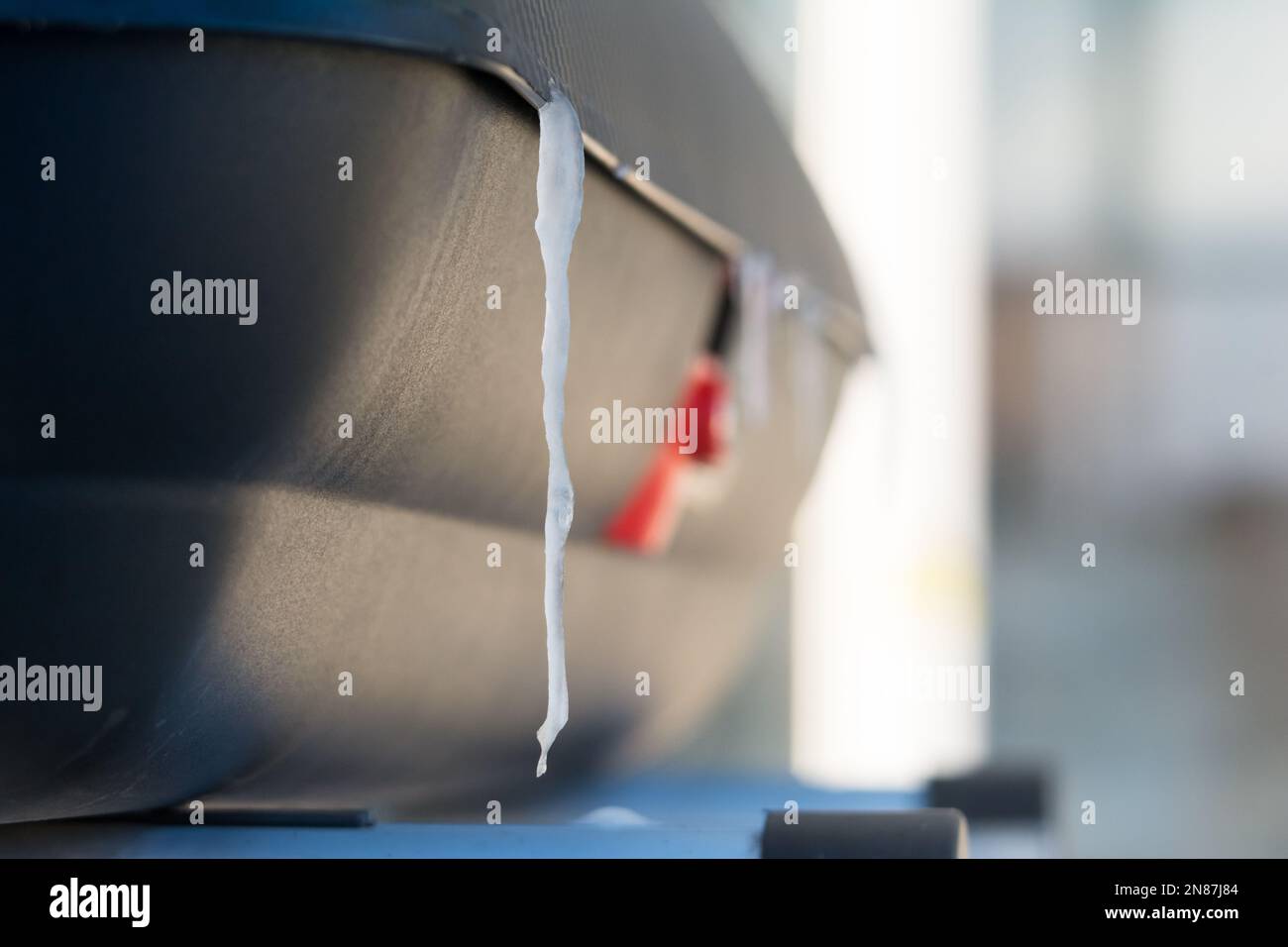 photo en gros plan d'une voiture avec glace en hiver Banque D'Images