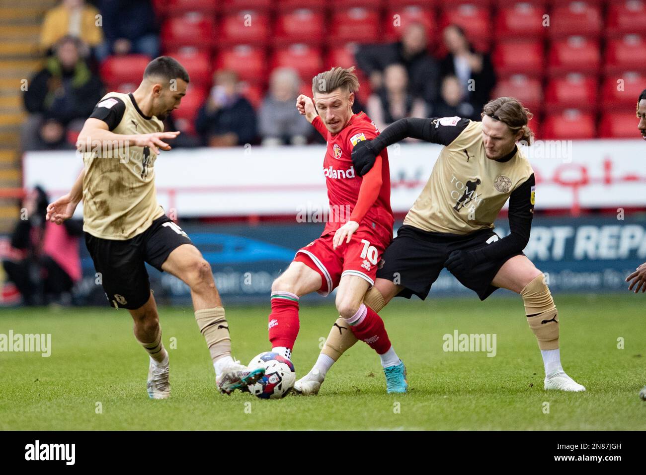 Thomas Knowles (C) et Kieran Sadlier (R) de Walsall lors du match Sky Bet League 2 entre Walsall et Leyton Orient au stade Banks, Walsall, le samedi 11th février 2023. (Photo : Gustavo Pantano | ACTUALITÉS MI) crédit : ACTUALITÉS MI et sport /Actualités Alay Live Banque D'Images