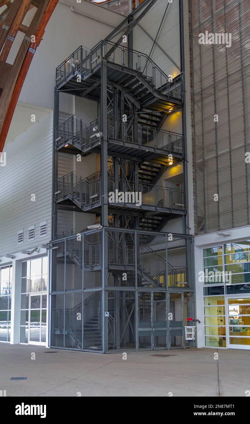 Escalier extérieur vu au Centre Pompidou-Metz, musée d'art moderne et contemporain de Metz, ville de Lorraine en France Banque D'Images