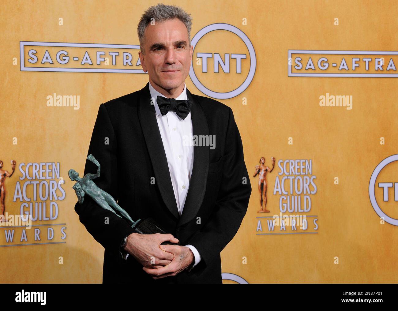 Actor Daniel Day-Lewis poses backstage with the award for best male actor in a leading role at the 19th Annual Screen Actors Guild Awards at the Shrine Auditorium in Los Angeles on Sunday Jan. 27, 2013. (Photo by Chris Pizzello/Invision/AP) Banque D'Images
