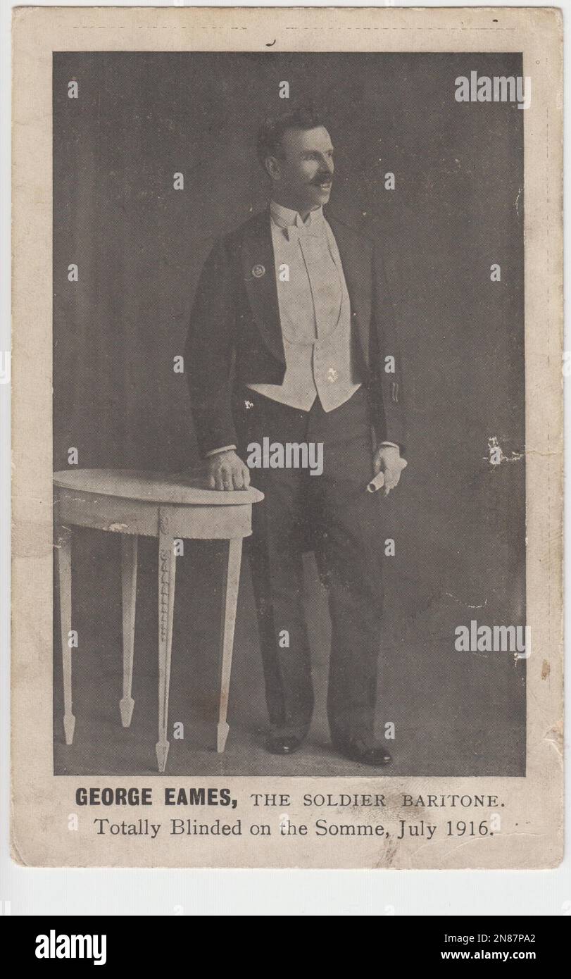 'George Eames, baryton soldat, totalement aveuglé sur la somme, juillet 1916': Carte postale de la chanteuse, habilement vêtue d'une cravate blanche et de queues. Eames avait reçu des soins à St Dunstan après qu'il ait été blessé au combat pendant la première Guerre mondiale Banque D'Images