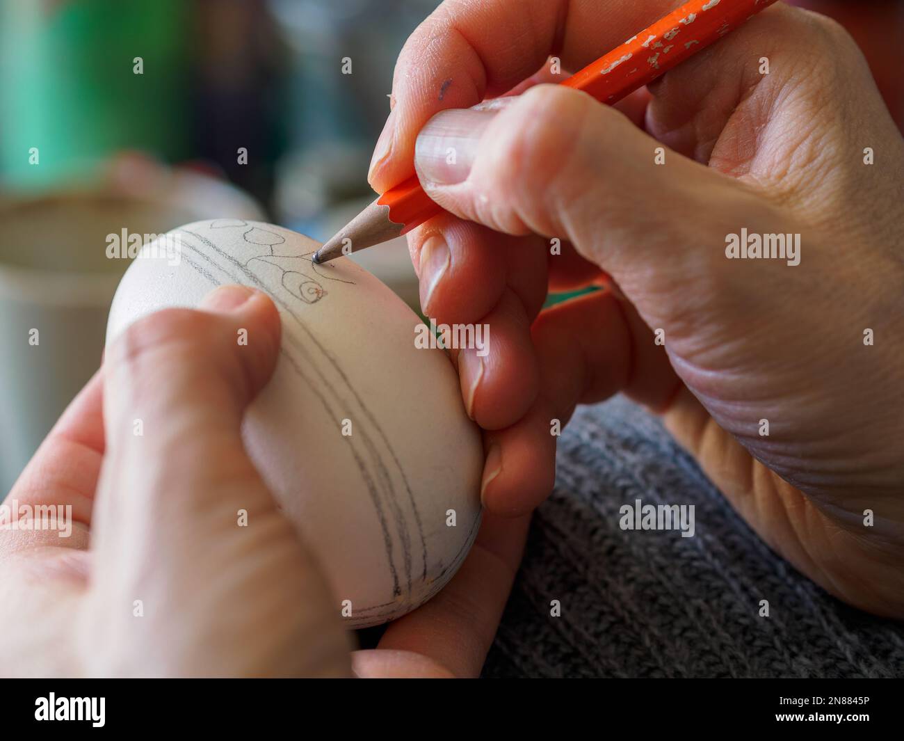 Décoration d'un œuf de Pâques. Travaux d'aiguille. Coutumes traditionnelles de Pâques en Pologne. Banque D'Images