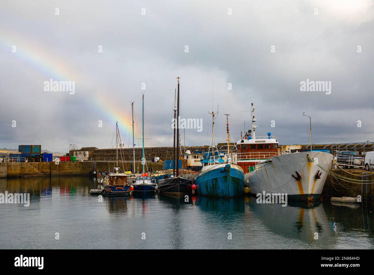 Penzance,Cornwall,11th février 2023,le premier jour de la demi-période, un arc-en-ciel s'est formé sur un matin gris et brumeux au-dessus du port de Penzance. La température était de 11C avec une brise fraîche.Credit: Keith Larby/Alamy Live New Banque D'Images