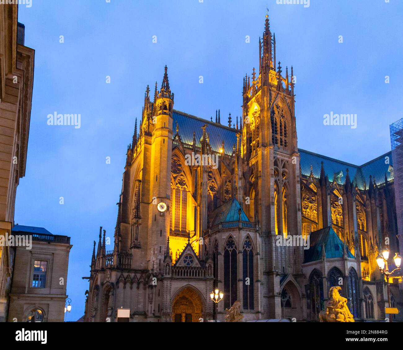 Impression architecturale de la cathédrale Saint-Étienne à Metz, ville de Lorraine en France, le soir Banque D'Images