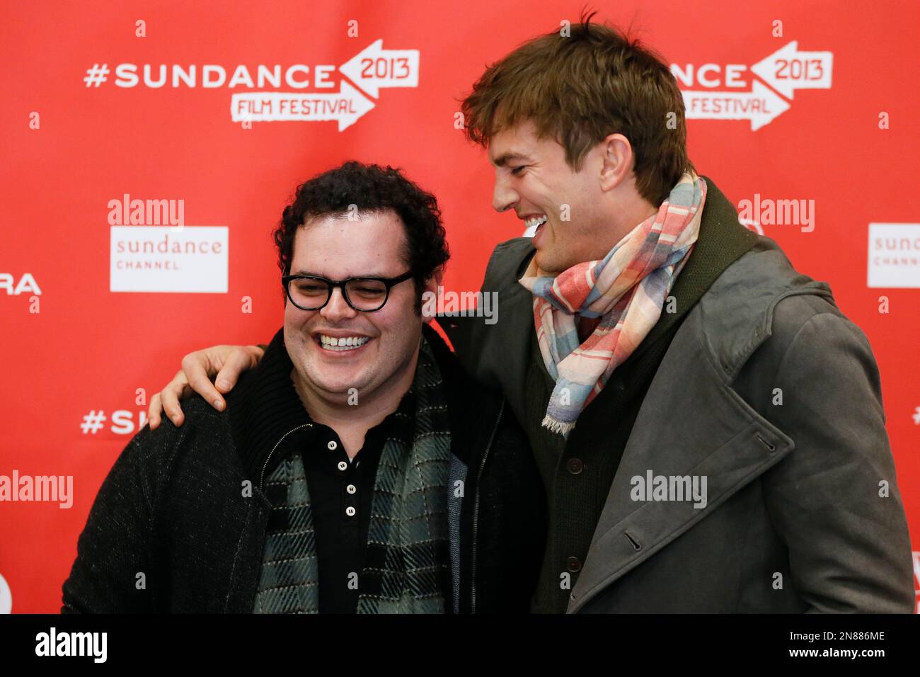 Actors Ashton Kutcher, right, who portrays Steve Jobs, and Josh Gad, right, who portrays Steve Wozniak, left, pose together at the premiere of "jOBS" during the 2013 Sundance Film Festival on Friday, Jan. 25, 2013 in Park City, Utah. (Photo by Danny Moloshok/Invision/AP) Banque D'Images