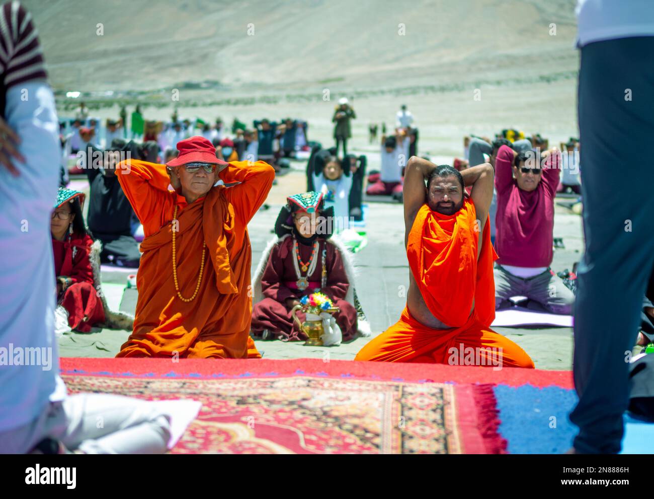 Ladakh, Inde - 23 juin,2022: Les personnes de Ladakhi pratiquant le yoga au lac de Pangong lors de la journée internationale de yoga. Ladakh est le plateau le plus élevé en Inde Banque D'Images