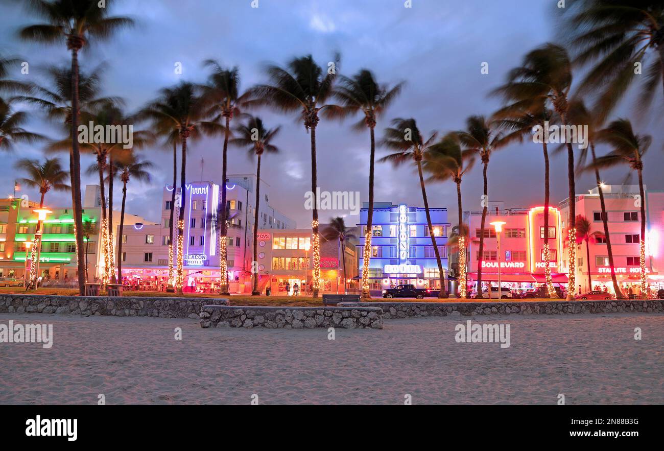 Vibes nocturnes à Ocean Drive, quartier historique art déco de Miami Beach avec hôtels éclairés Banque D'Images