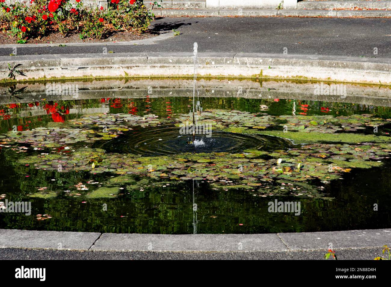 Fontaine dans le jardin de roses des jardins du mémorial de guerre irlandais à Islandbridge, Dublin. Conçu par Sir Edwin Lutyens comme un mémorial de WW1, conçu en 1930 Banque D'Images