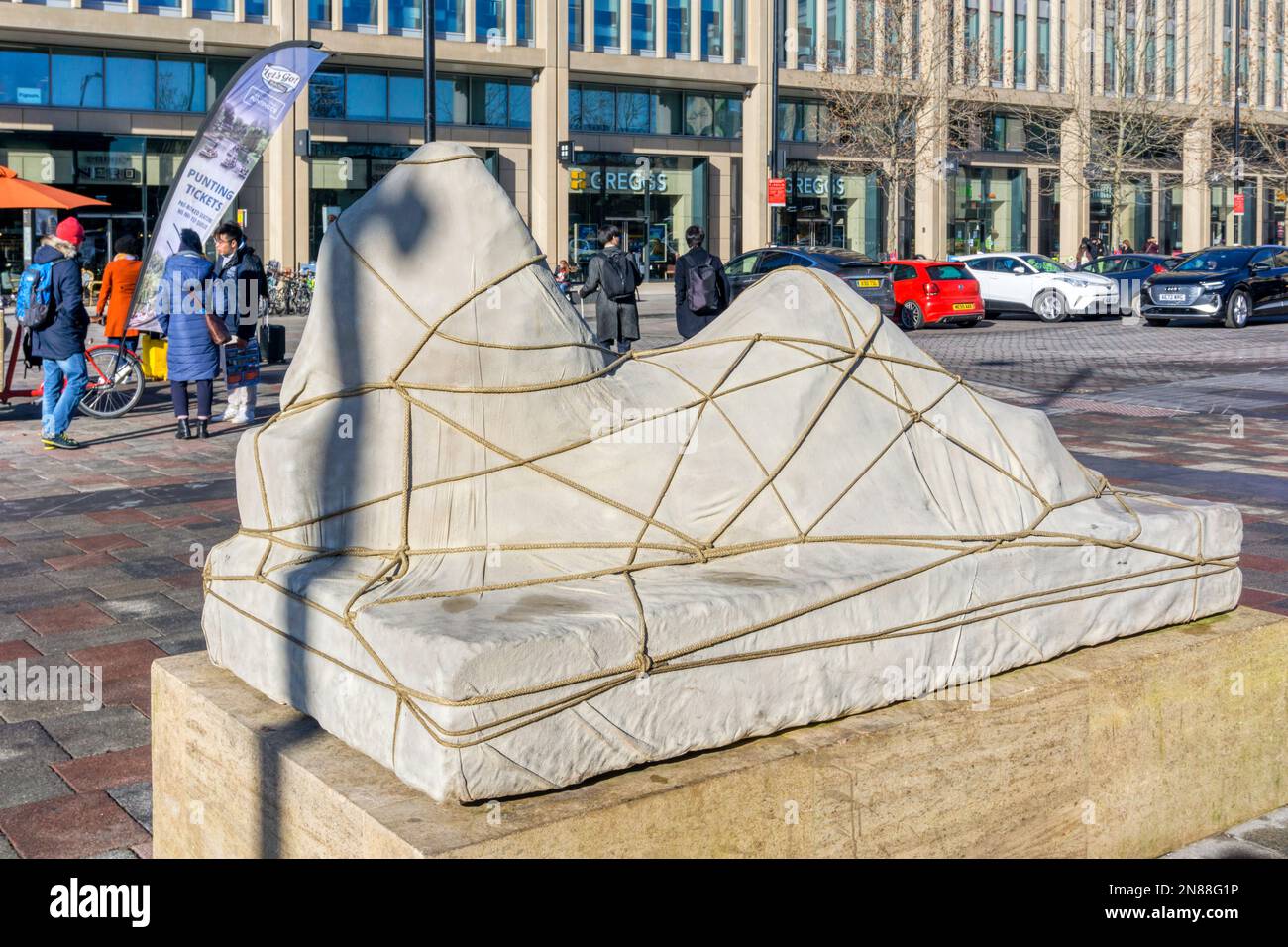 Ariadne enveloppé par Gavin Turk à l'extérieur de la gare de Cambridge. Banque D'Images