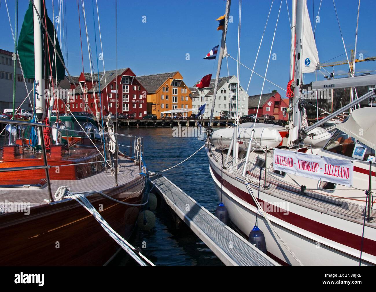 Tromso, Norvège - 8 juillet 2009 : île de tromsoya ville de tromsø bateaux port hiver arctique norvège région des troms. Banque D'Images