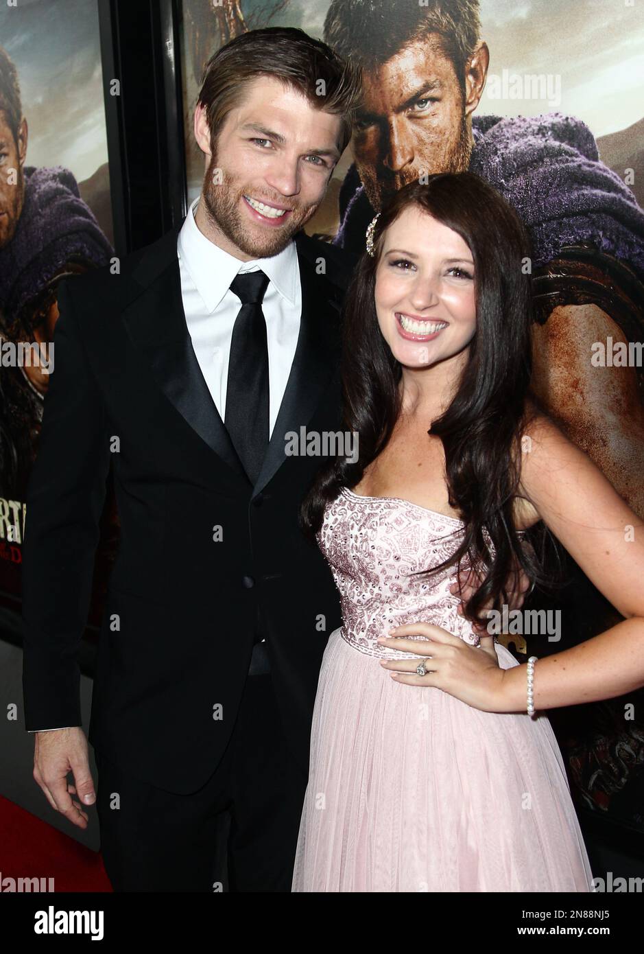 Liam McIntyre, left, and Erin Hasan arrive at the premiere of "Spartacus: War of the Damned" on Tuesday, Jan. 22, 2013 in Los Angeles. "Spartacus: War of the Damned" premieres Friday, Jan. 25 at 9PM on STARZ. (Photo by Matt Sayles/Invision for STARZ/AP Images) Banque D'Images