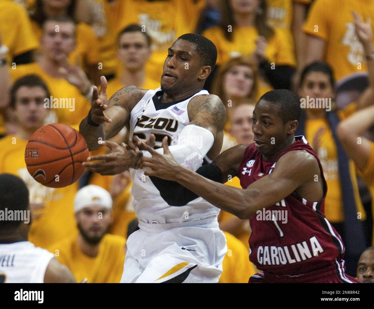 Missouri's Earnest Ross, left, battles South Carolina's Brenton Williams, right, for a rebound during the second half of an NCAA college basketball game Tuesday, Jan. 22, 2013, in Columbia, Mo. Missouri won the game 71-65. (AP Photo/L.G. Patterson) Banque D'Images