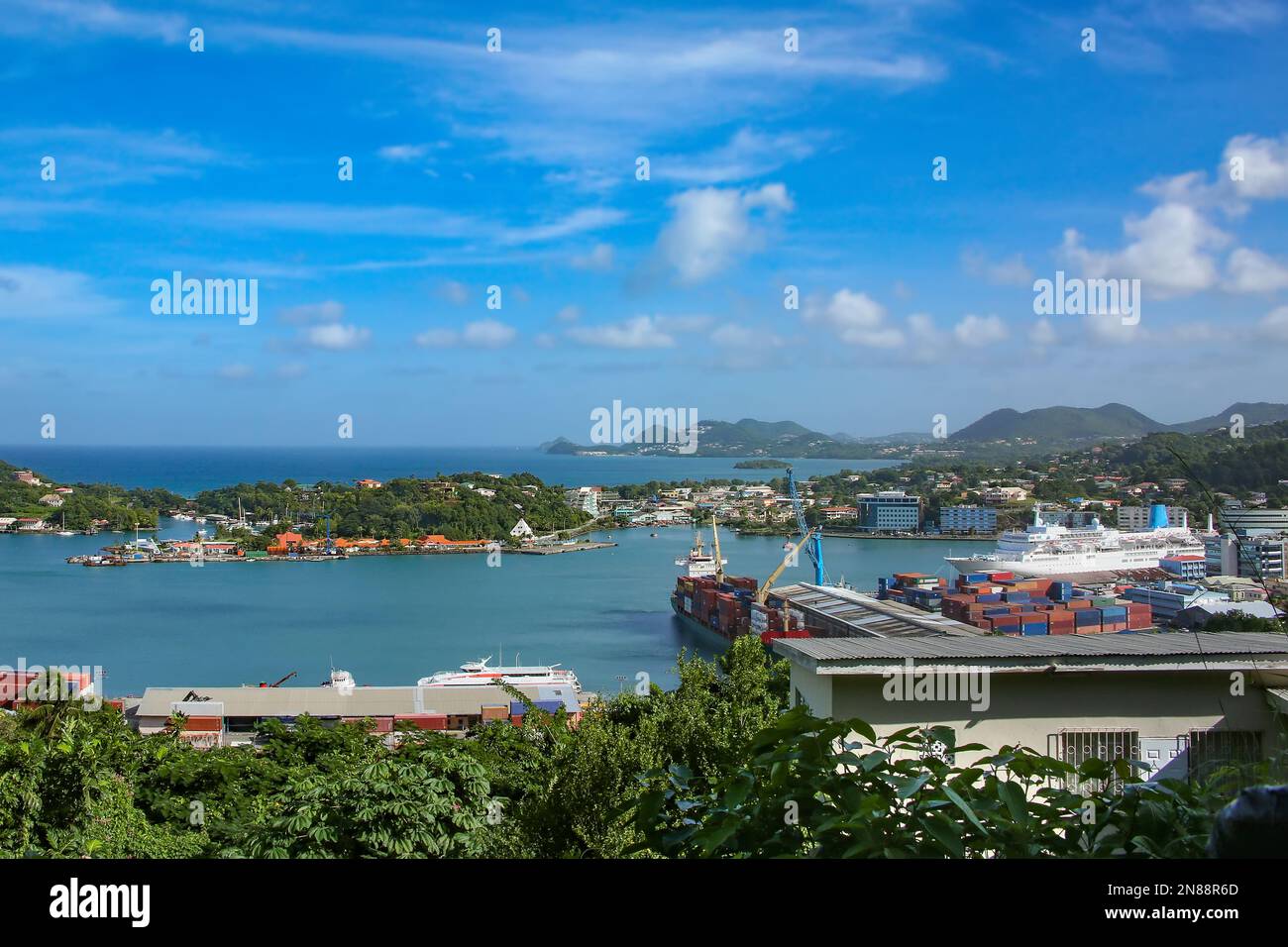 Dans la vallée en direction de la ville de Castries, St Lucia. Montre la ville et le port avec un bateau de croisière amarré. Banque D'Images