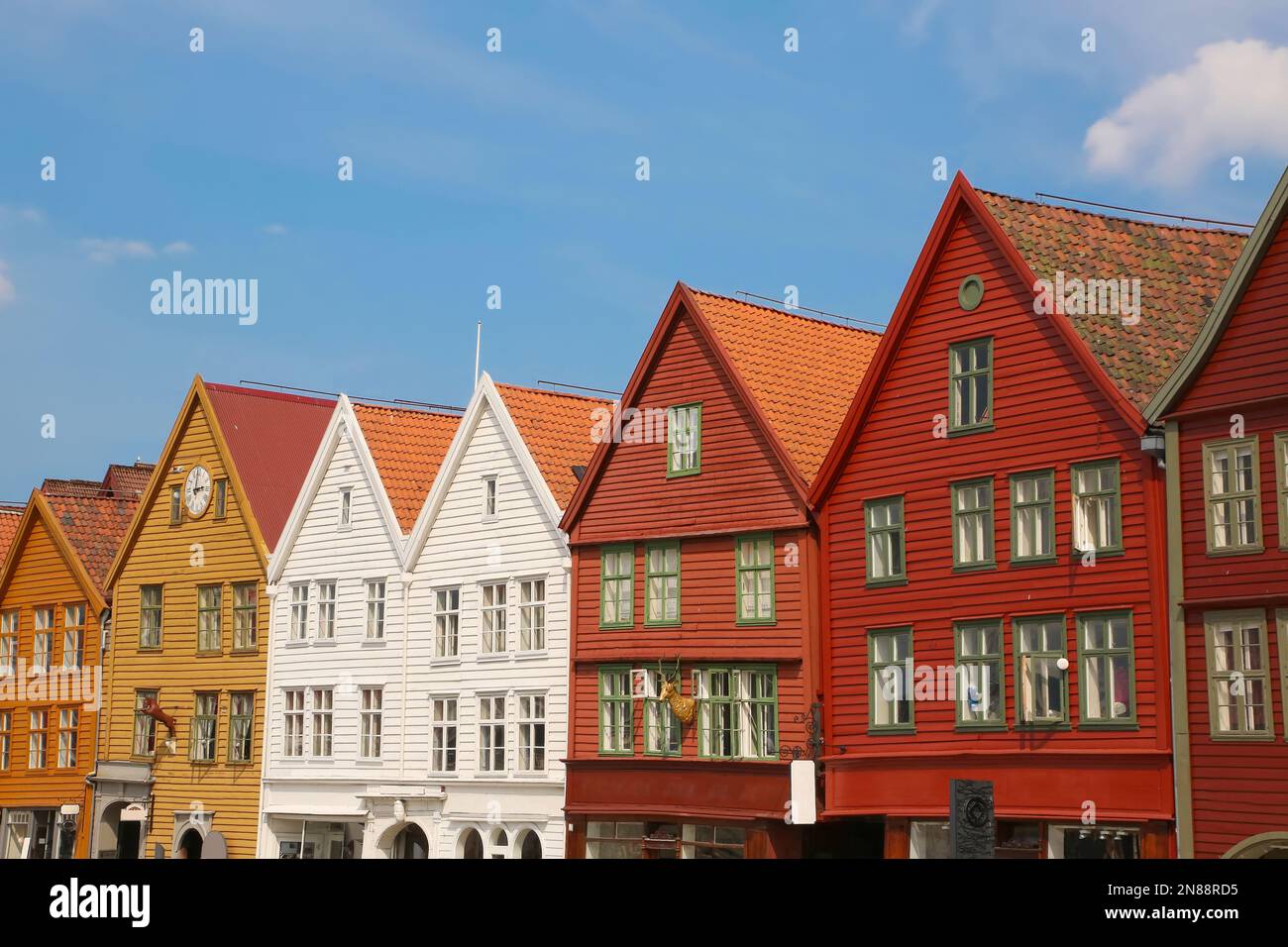 Maisons en bois colorées de Bryggen le vieux quartier portuaire historique de Bergen, Norvège. C'est un patrimoine mondial de l'UNESCO et a été reconstruit après Banque D'Images