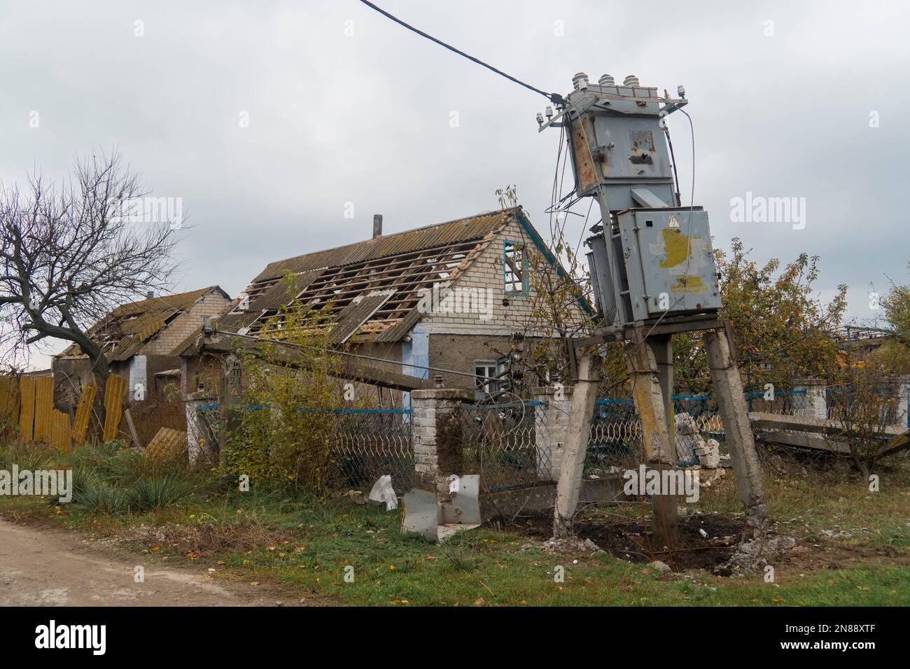 Campagne. Transformateur électrique endommagé par la coque. La guerre en Ukraine. Destruction des infrastructures. Terreur à la population civile. Crimes de guerre Banque D'Images