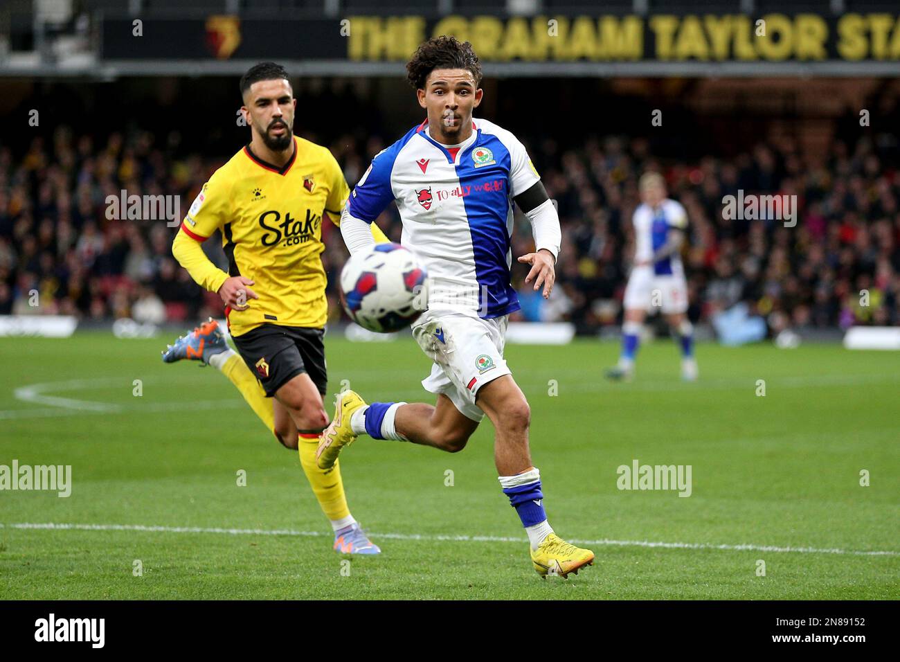 Tyrhys Dolan de Blackburn Rovers (à droite) et Imran Louza de Watford en action pendant le match du championnat Sky Bet à Vicarage Road, Watford. Date de la photo: Samedi 11 février 2023. Banque D'Images