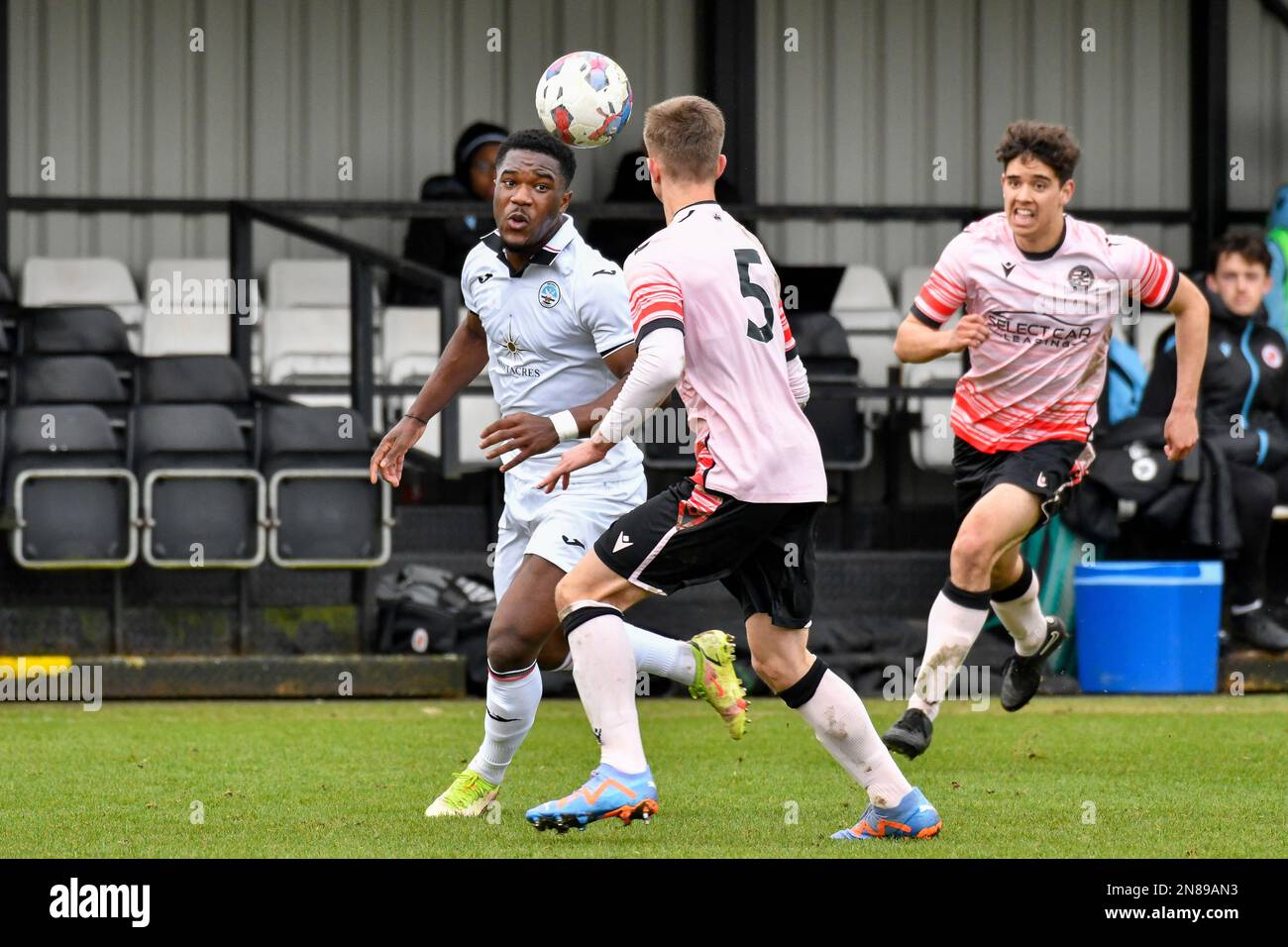 Swansea, pays de Galles. 11 février 2023. La poney de Geoffroy de Swansea City est en possession de Boyd Beacroft de Reading pendant le match de la Ligue de développement professionnel des moins de 18 ans entre Swansea City et Reading à l'Académie de Swansea City à Swansea, au pays de Galles, au Royaume-Uni, le 11 février 2023. Crédit : Duncan Thomas/Majestic Media/Alay Live News. Banque D'Images