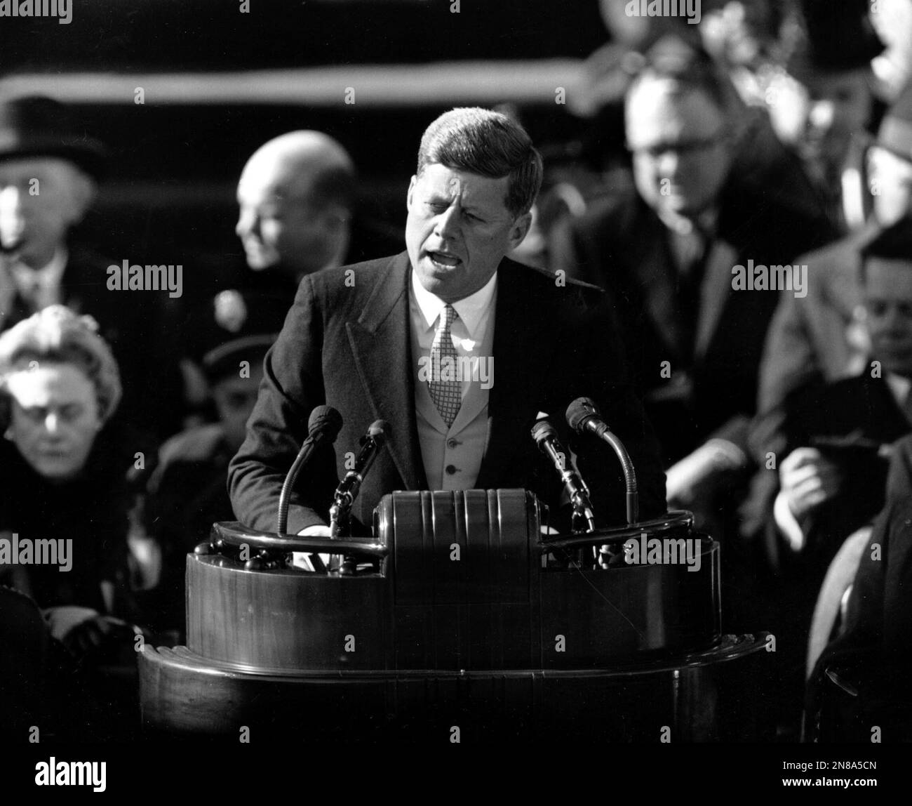 FILE - This Jan. 20, 1961 black-and-white file photo shows President John F. Kennedy delivering his inaugural address after taking the oath of office, on Capitol Hill in Washington. Sixteen presidents before Barack Obama got a second chance at giving an inaugural address for the ages. Most didn’t make much of it. Abraham Lincoln is the grand exception. (AP Photo, File) Banque D'Images