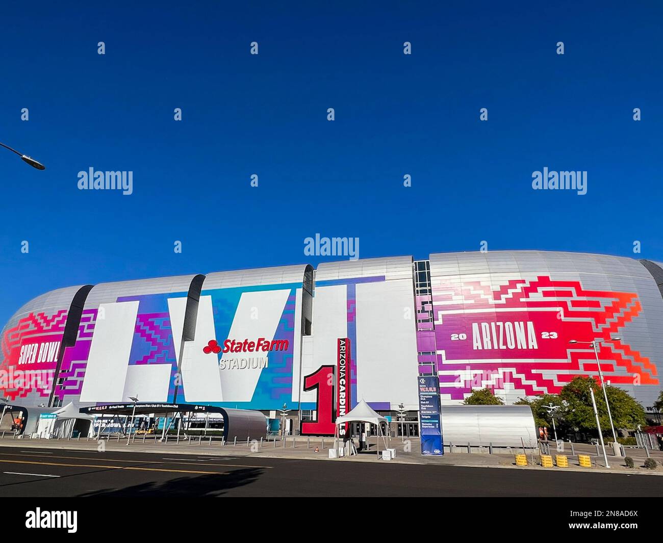 Glendale, États-Unis. 10th févr. 2023. Le State Farm Stadium de Glendale, Arizona, est peint avec le logo du Super Bowl LVII le 10 février 2023. Le match de championnat de la National football League (NFL) pour la saison 2022 sera joué entre le champion de la American football Conference (AFC) Kansas City Chiefs et le champion de la National football Conference (NFC) Philadelphia Eagles. (Photo de Samuel Rigelhaupt/Sipa USA) crédit: SIPA USA/Alay Live News Banque D'Images