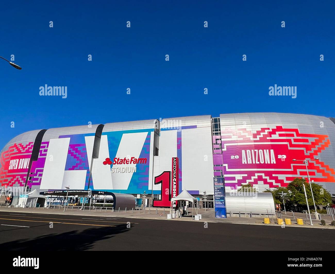 Glendale, États-Unis. 10th févr. 2023. Le State Farm Stadium de Glendale, Arizona, est peint avec le logo du Super Bowl LVII le 10 février 2023. Le match de championnat de la National football League (NFL) pour la saison 2022 sera joué entre le champion de la American football Conference (AFC) Kansas City Chiefs et le champion de la National football Conference (NFC) Philadelphia Eagles. (Photo de Samuel Rigelhaupt/Sipa USA) crédit: SIPA USA/Alay Live News Banque D'Images