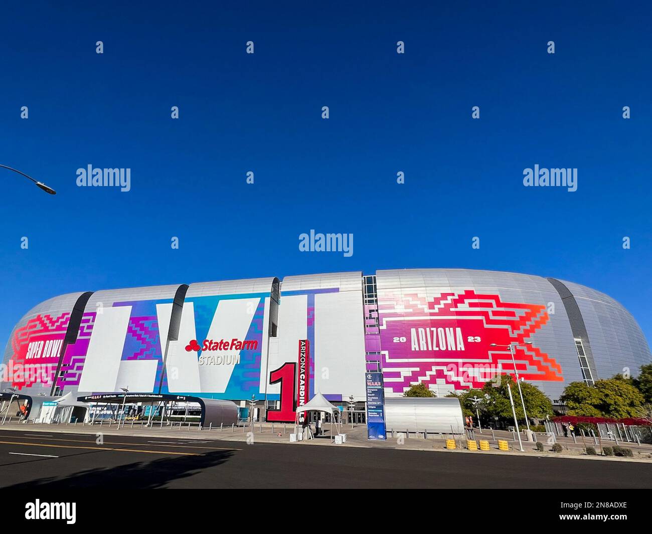 Glendale, États-Unis. 10th févr. 2023. Le State Farm Stadium de Glendale, Arizona, est peint avec le logo du Super Bowl LVII le 10 février 2023. Le match de championnat de la National football League (NFL) pour la saison 2022 sera joué entre le champion de la American football Conference (AFC) Kansas City Chiefs et le champion de la National football Conference (NFC) Philadelphia Eagles. (Photo de Samuel Rigelhaupt/Sipa USA) crédit: SIPA USA/Alay Live News Banque D'Images