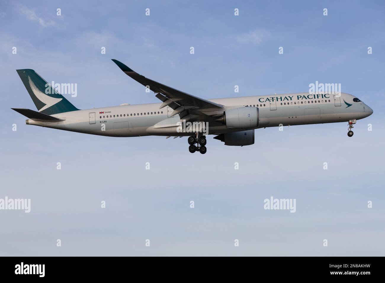 Un Airbus A350 Cathay Pacific atterrit à l'aéroport de Londres Heathrow en 2023 Banque D'Images