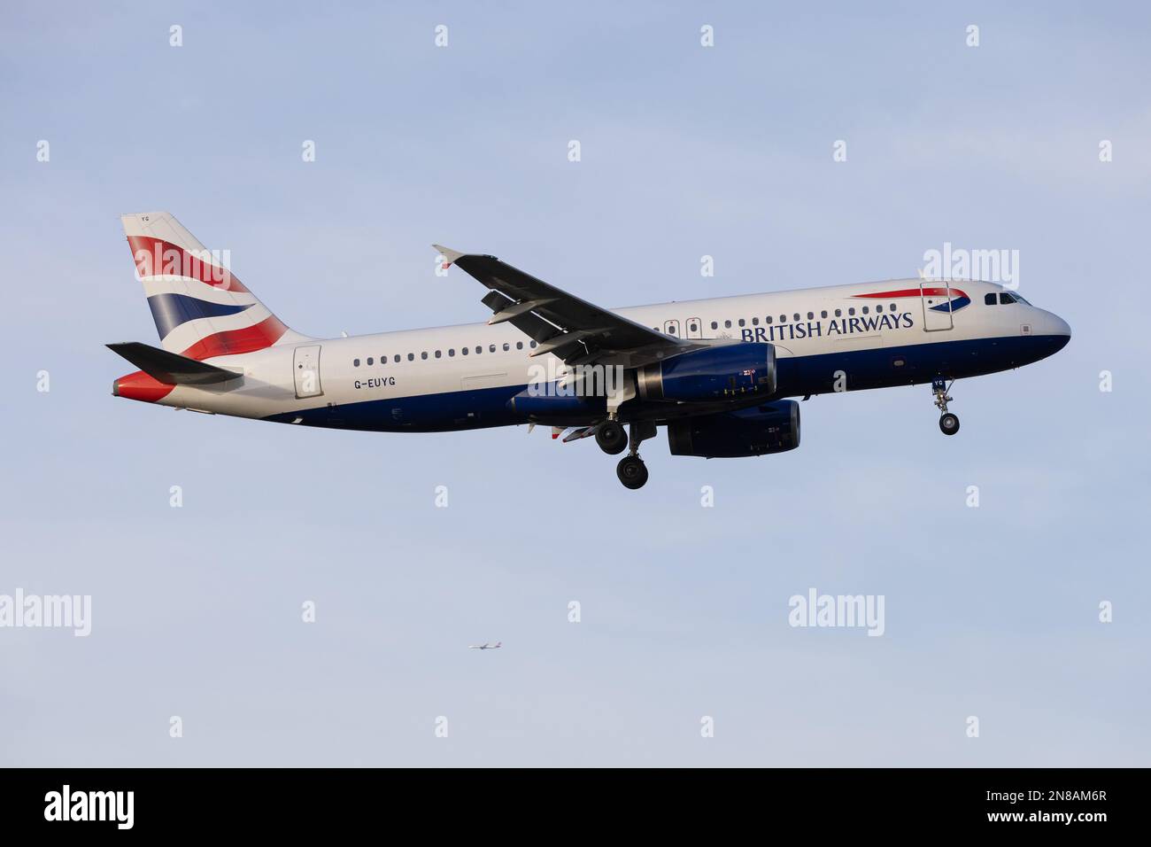 Un Airbus A320 de British Airways atterrit à l'aéroport de Londres Heathrow en 2023 Banque D'Images