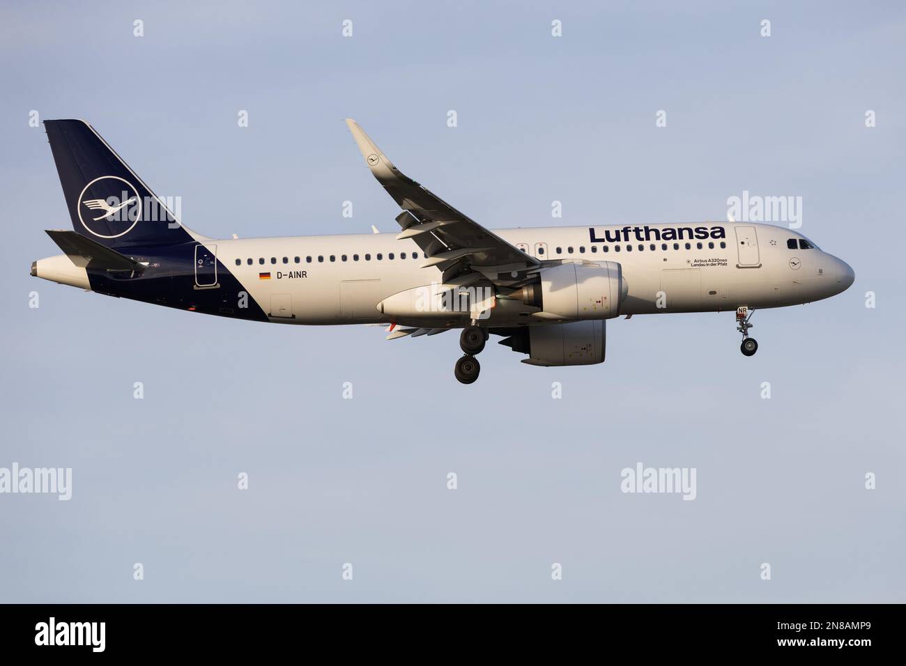 Un Airbus A320 NEO de Lufthansa atterrit à l'aéroport de Londres Heathrow en 2023 Banque D'Images