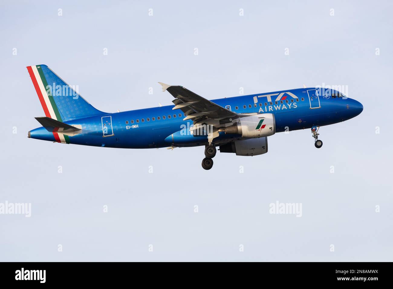 Un Airbus A319 ITA Airways atterrit à l'aéroport de Londres Heathrow en 2023 Banque D'Images