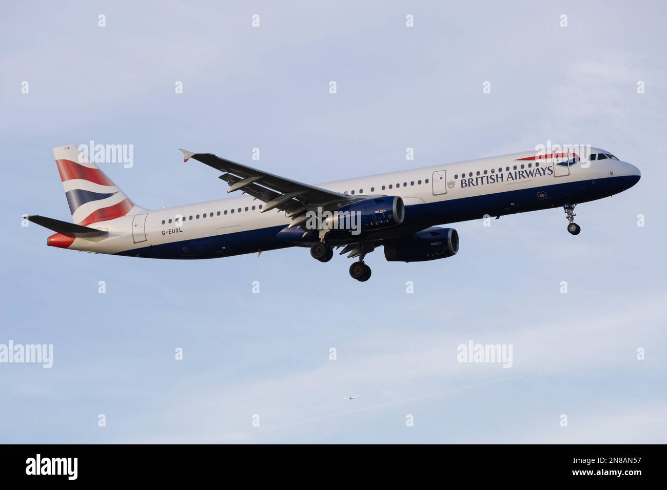 Un Airbus A321 de British Airways atterrit à l'aéroport de Londres Heathrow en 2023 Banque D'Images