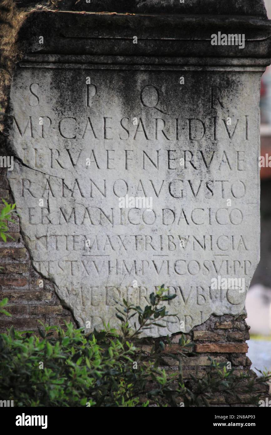 Ruine d'un temple romain avec une inscription latine. Rome, Italie Banque D'Images Ruine d'un temple romain avec une inscription latine. Rome, Italie Banque D'Images