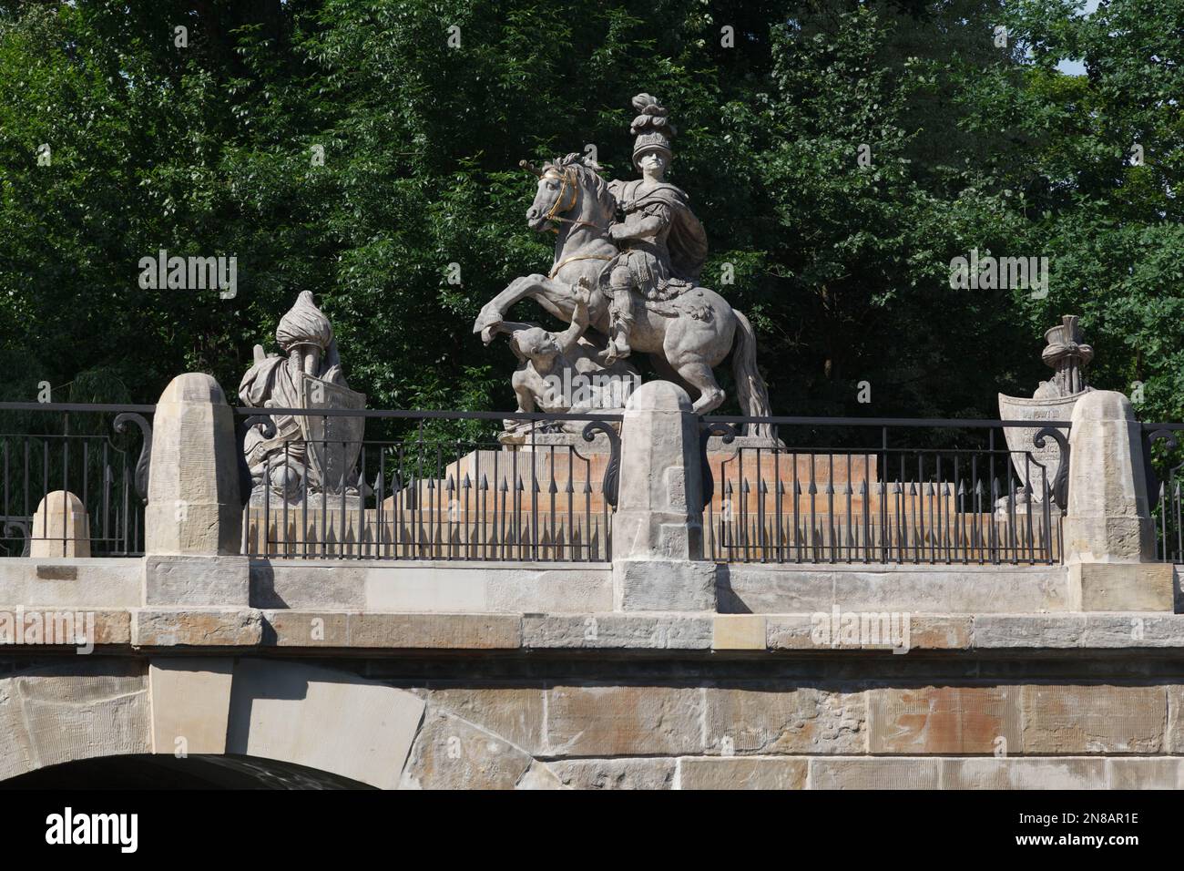 Le Monument à Jan III Sobieski avec des arbres verts par une journée ensoleillée au parc Lazienki à Varsovie, Pologne Banque D'Images