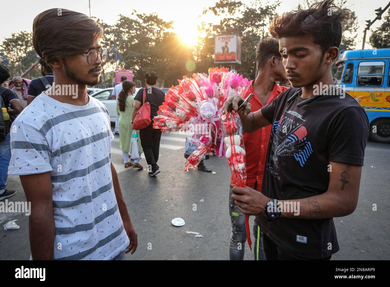 Kolkata, Inde. 11th févr. 2023. Les gens sont occupés à acheter des bouquets de fleurs avant la Saint-Valentin dans le nouveau marché. (Photo de Dipayan Bose/SOPA Images/Sipa USA) crédit: SIPA USA/Alay Live News Banque D'Images