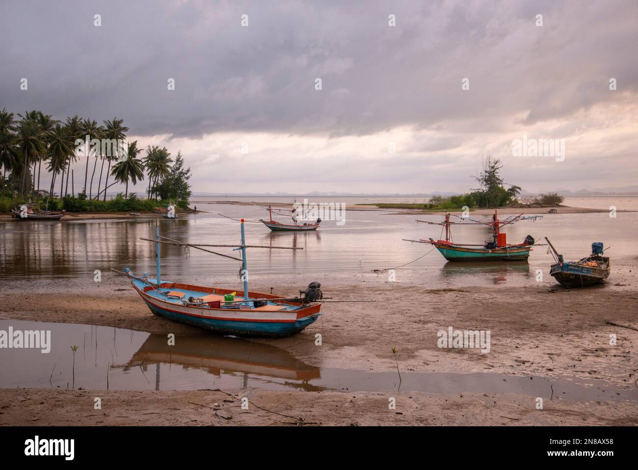 Bateau de pêche à la baie de Bo Thong Lang et la plage de la ville de Bang Saphan dans la province de Prachuap Khiri Khan en Thaïlande, Bang Saphan, Banque D'Images