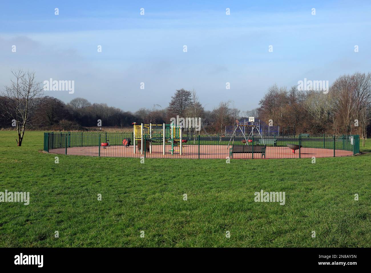 Aire de jeux vide pour enfants, Parc du Sanatorium, Leckwith, Cardiff. Prise en février 2023. hiver. Banque D'Images