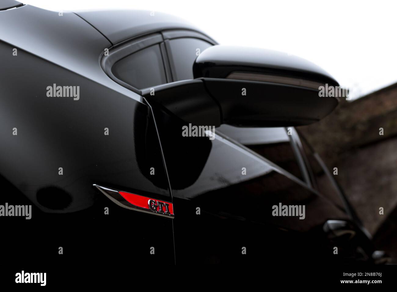 L'insigne rouge GTI sur le côté de la voiture noire Volkswagen Golf GTI 2020 Banque D'Images