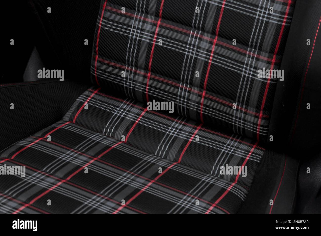 A Volkswagen Golf GTI 2020 avec intérieur en tissu noir avec garniture en tissu rouge et gris Tartan GTI siège du conducteur Banque D'Images