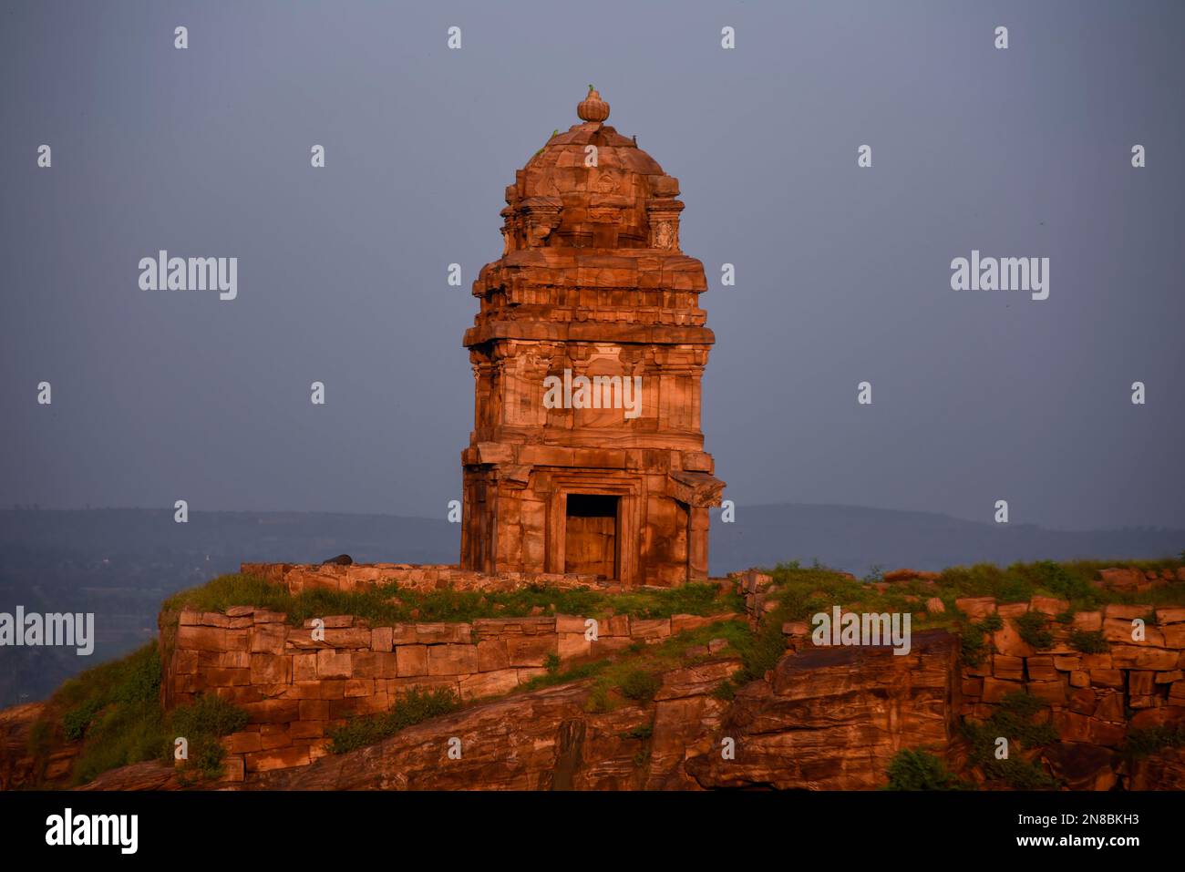 Temple Shivalaya inférieur à Badami, Karnataka construit pendant le règne de la dynastie des Chaloukya. Banque D'Images