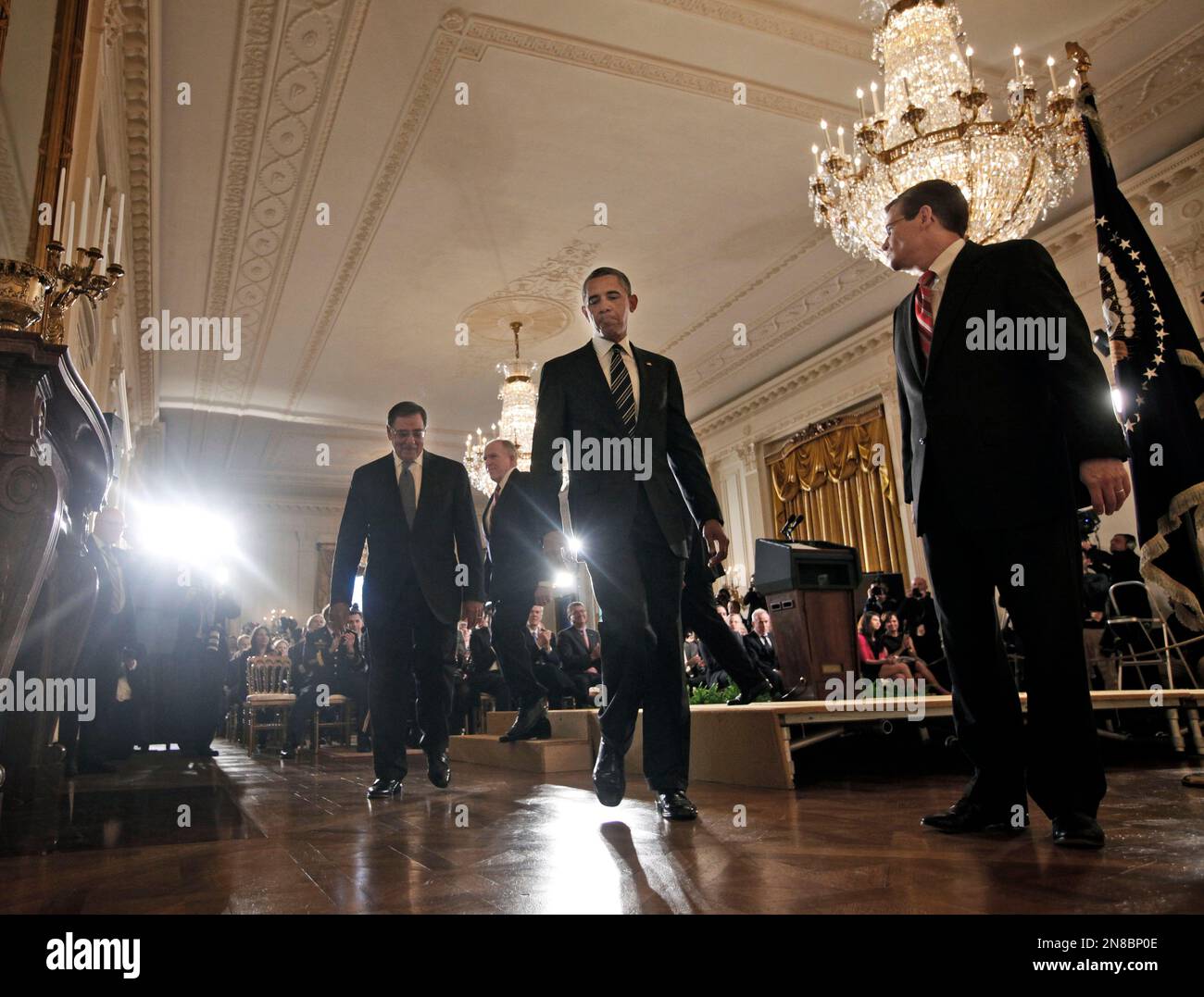 President Barack Obama, center, walks away from the stage in the East Room of the White House in Washington, Monday, Jan. 7, 2013, after announcing that he is nominating Deputy National Security Adviser for Homeland Security and Counterterrorism, John Brennan, second from the left, as the new CIA. From right to left are; Acting CIA Director Michael J. Morell, the president, outgoing Defense Secretary Leon Panetta and Brennan. (AP Photo/Pablo Martinez Monsivais) Banque D'Images