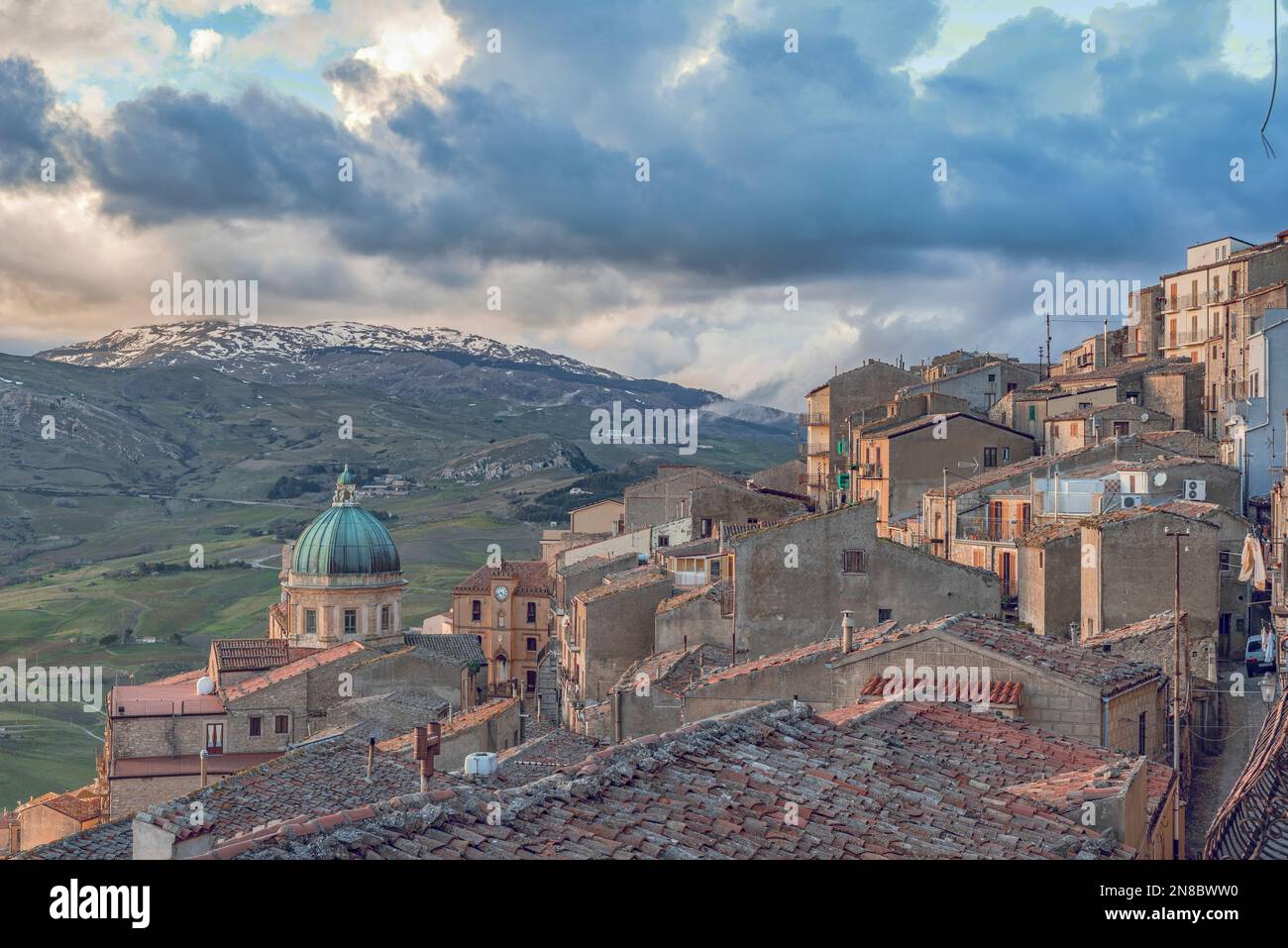 Le village de Gangi vu des toits avec les sommets enneigés de la Madonie en arrière-plan, Sicile Banque D'Images