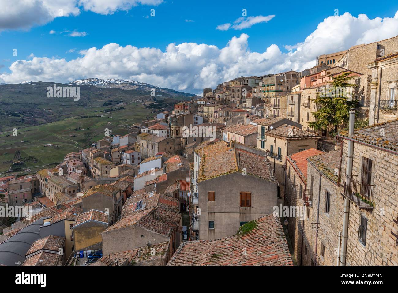 Le village de Gangi vu des toits avec les sommets enneigés de la Madonie en arrière-plan, Sicile Banque D'Images