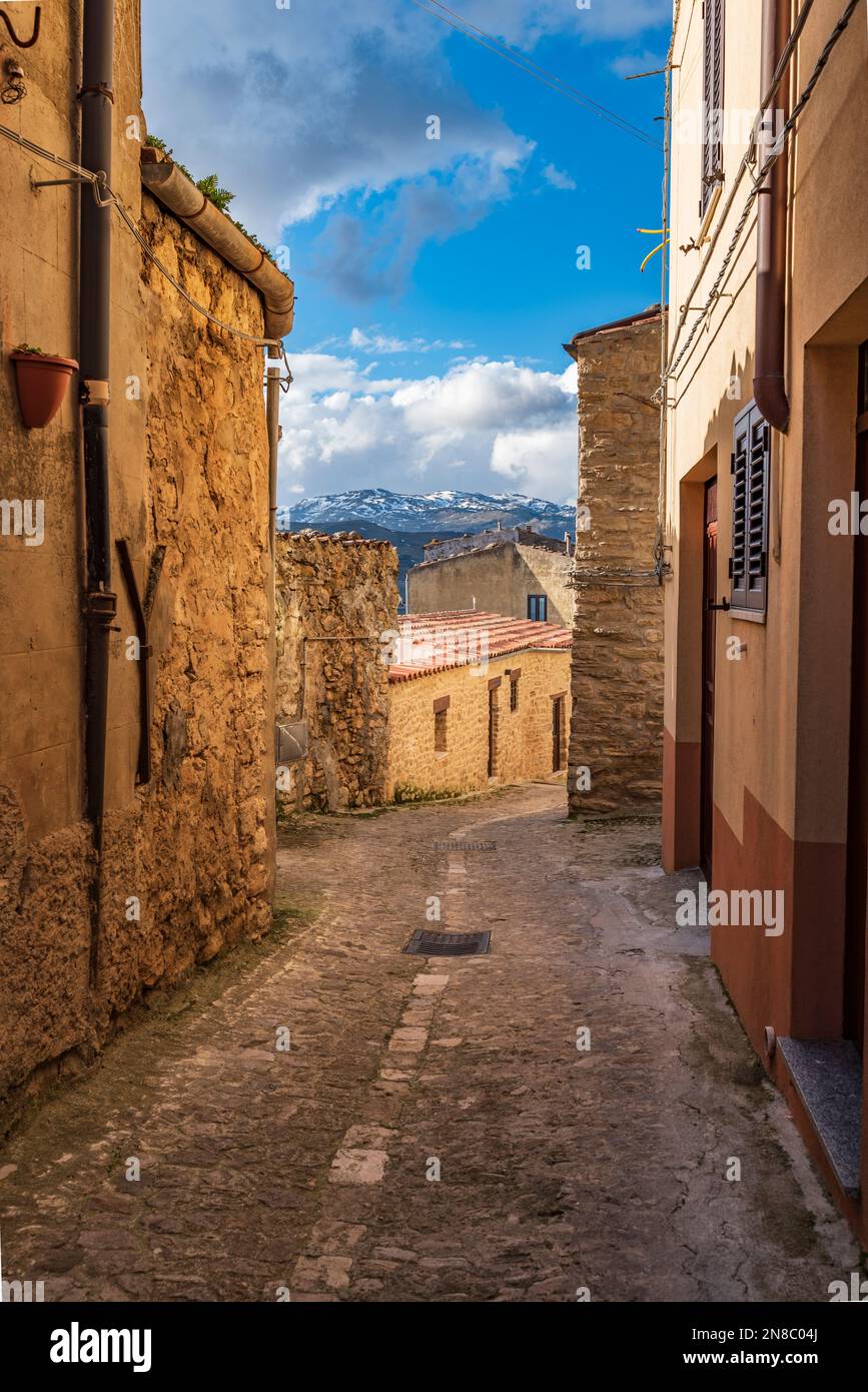 Une ruelle du village de Gangi avec les sommets enneigés de Madonie en face, Sicile Banque D'Images
