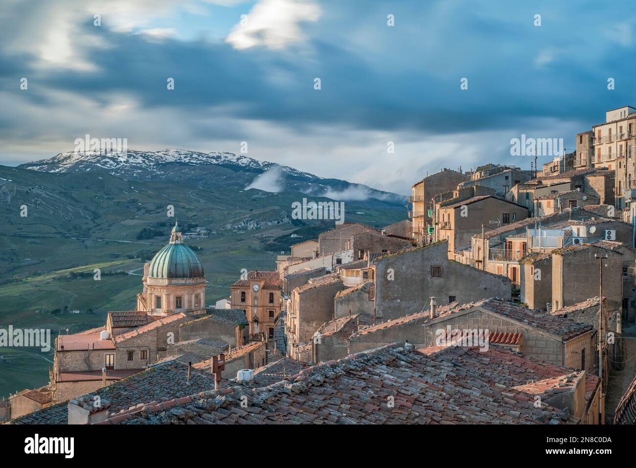 Le village de Gangi vu des toits avec les sommets enneigés de la Madonie en arrière-plan, Sicile Banque D'Images