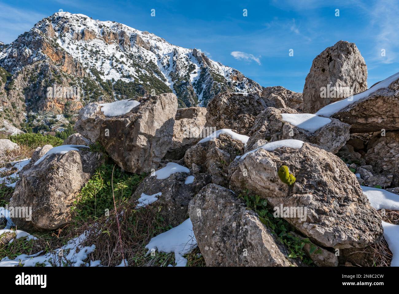 Vue sur les sommets enneigés de Madonie, Sicile Banque D'Images