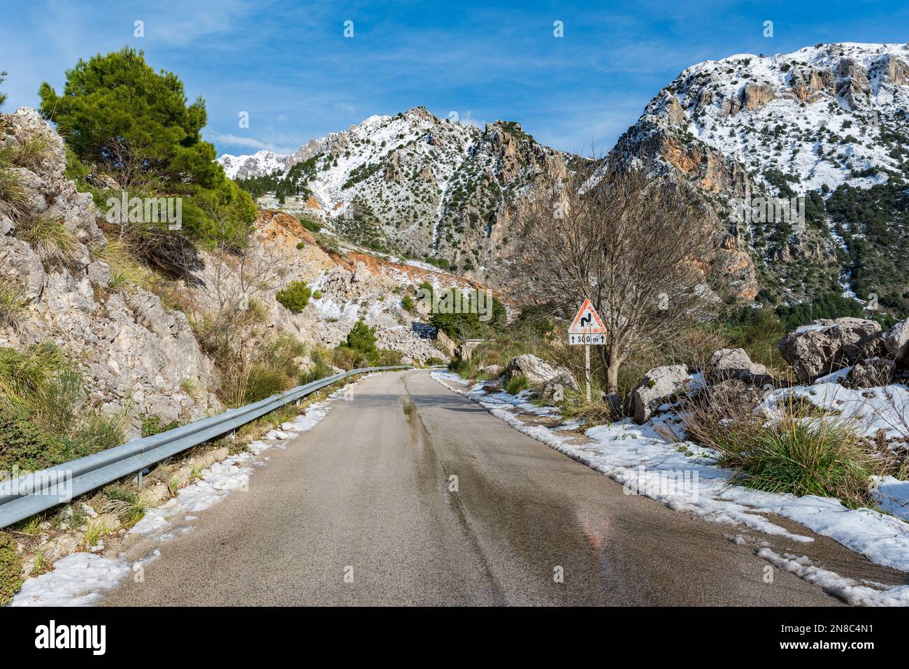 Route enneigée dans le parc Madonie, Sicile Banque D'Images