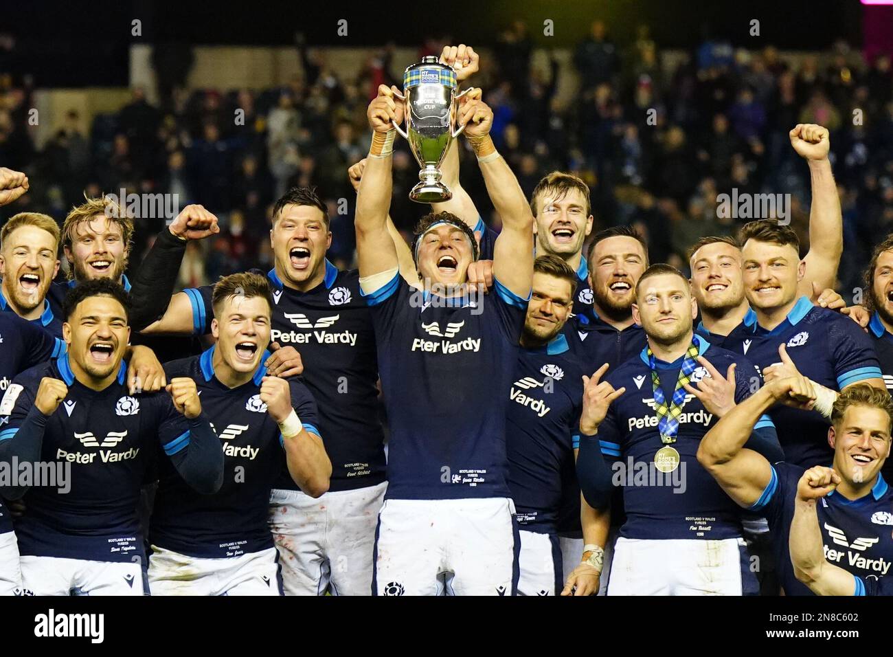 L'Écosse fête avec la coupe Doddie Weir sur le terrain après le match Guinness six Nations à BT Murrayfield, Édimbourg. Date de la photo: Samedi 11 février 2023. Banque D'Images